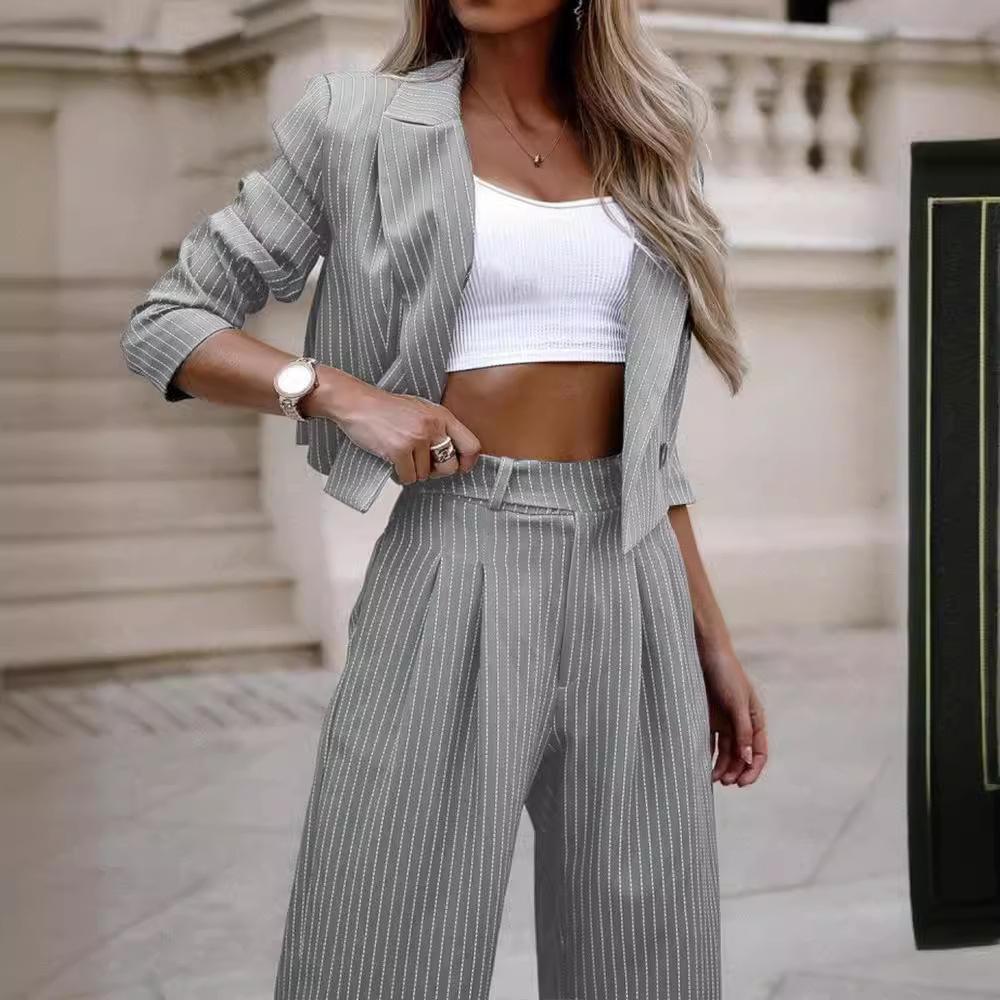 Completo Blazer Corto a Righe e Pantaloni a Gamba Larga