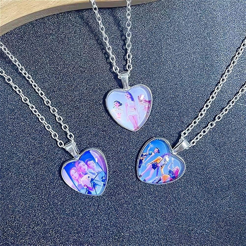 Kpop Dämonenjäger Halskette Cartoon Herzform Huntrix Charakter Anhänger Saja Anhänger Idol Halskette Kpop Krieger für Fan Geschenk