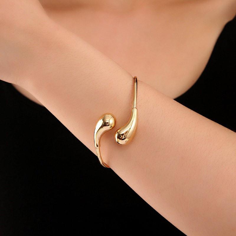 Элегантный минималистичный открытый браслет-капля золотой