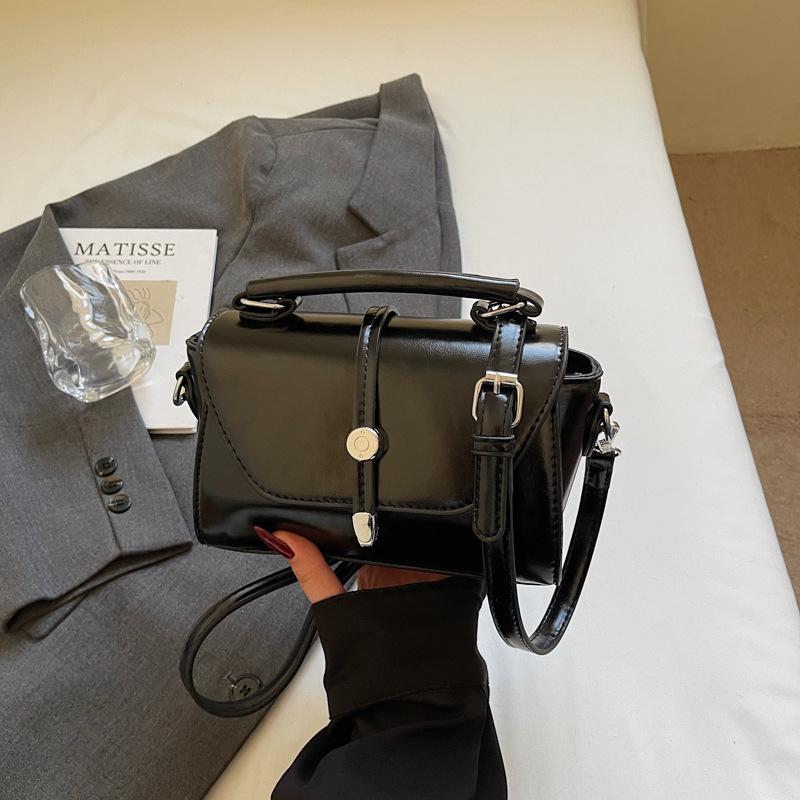 Women's bag new versatile spring and summer retro shoulder messenger bag is now popular portable small square bag