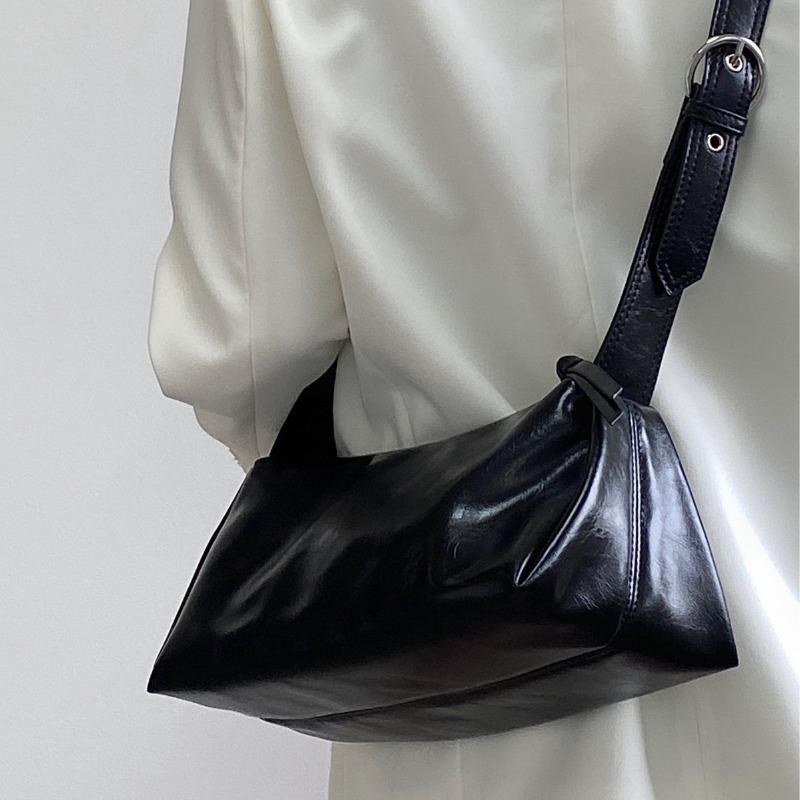 A Niche Design Women's Bag with A Wide Shoulder Strap, Casual and High-end Quality, Single-shoulder Underarm Crossbody Bag