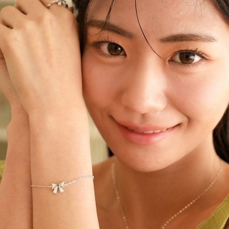 BELLOOGGI Blue diamond ribbon bracelet