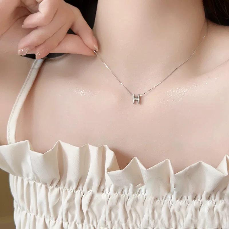 Xiaohongshu Elegante H-Anhänger Halskette: Hochwertige, vielseitige, leicht luxuriöse Schlüsselbein-Kette