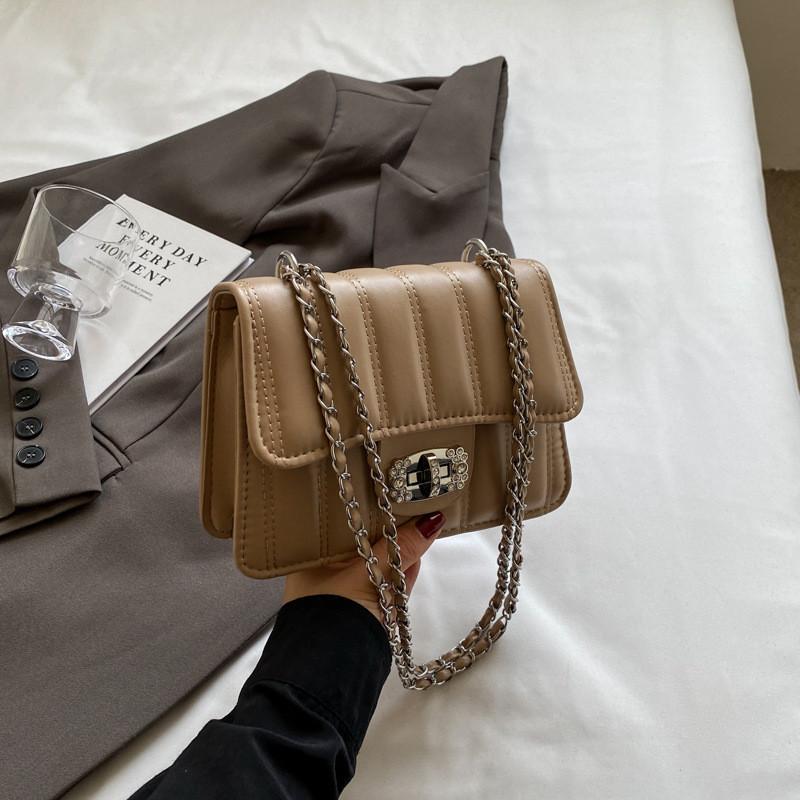 

Fashionable Medium-sized Women s Handbag In Trendy Colors With Unique Square Shape For Effortless Style хакі