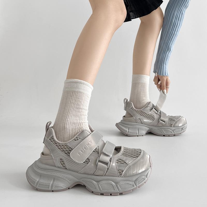 Retro white bag head thick-soled sports sandals for women's summer wear 2025 new models with skirts to increase the height of soft-soled dad shoes