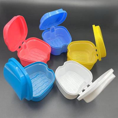 Zubní protéza a držák na čištění ve tvaru jablka s úložným prostorem filtru