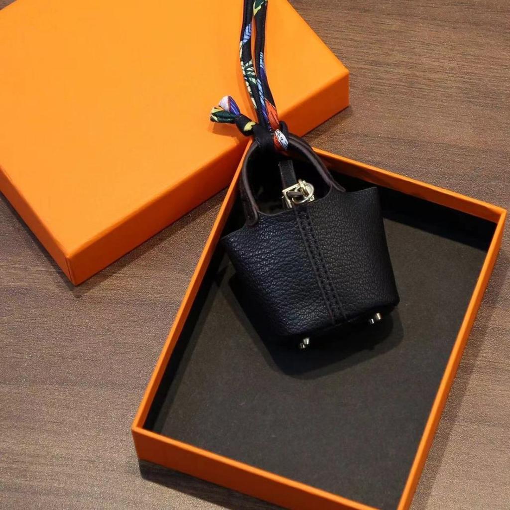 Mini vegetable basket bag pendant high-end leather car keychain earphone bag creative car pendant wholesale