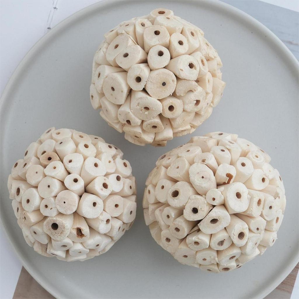 Natural Palm Leaf Bird Chew Toy: Wicker Pith Balls for Boredom Relief