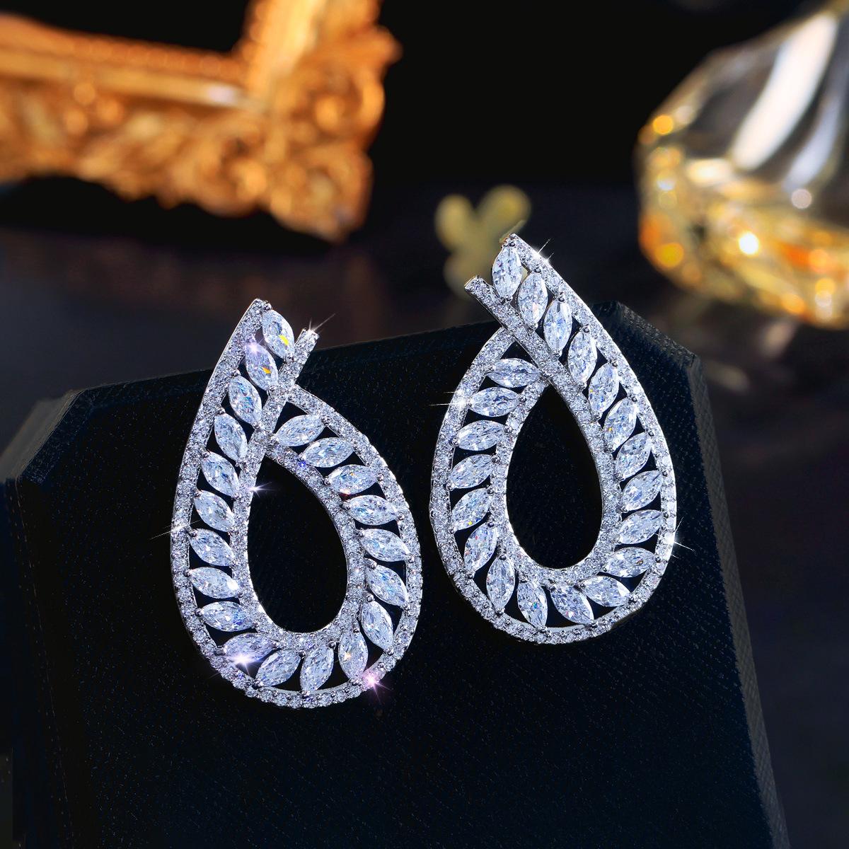 

Silver Needle Classic Geometric Horse Eye Hollow Temperament Zircon Earrings Full Diamond U-Shaped Design Stud Earrings Earrings