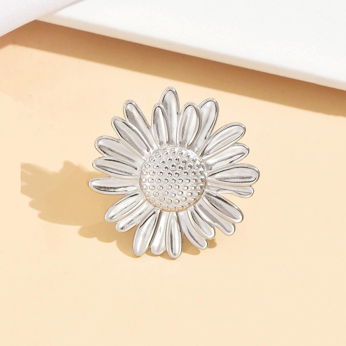 Stainless Steel Daisy Sunflower Ring - Retro Old Money Style, Exaggerated Design, Fashionable Jewelry Accessory.