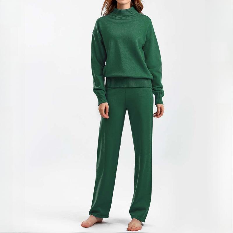 Módní oblek s vysokým límcem pro podzim a zimu v jednobarevném provedení je všestranný a lze jej nosit s dvoudílným pleteným topem a ležérními kalhotami.