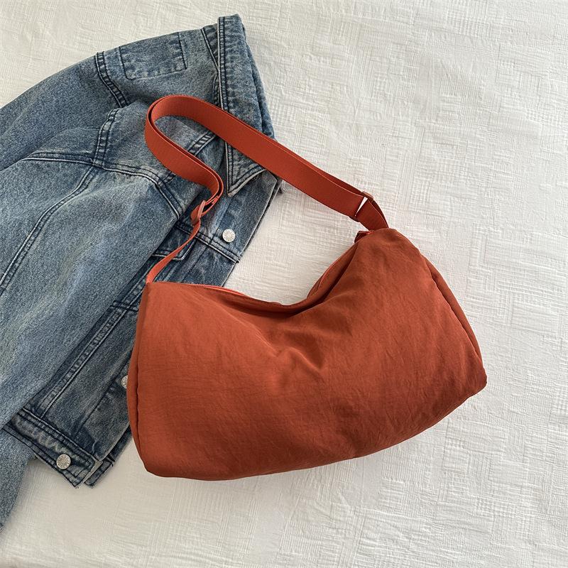 

Однотонная вместительная сумка для отдыха 2025 весна новая сумка через плечо в зарубежном стиле, сумка-мессенджер для выхода, дорожная сумка, модный рюкзак