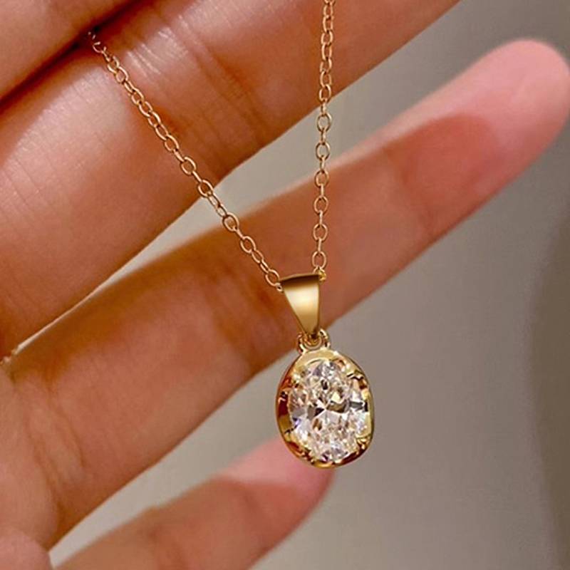 Collana con Ciondolo Ovale Minimalista Huitan per Donna Intarsiata con Brillante CZ Elegante per Matrimonio Fidanzamento Accessori Versatili Gioielli