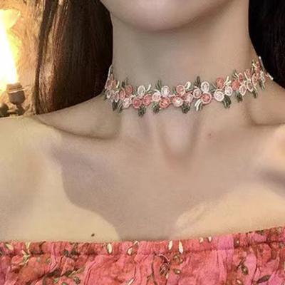 Všestranný náhrdelník se sladkými romantickými květinami pro ženy Dívky Vysoce kvalitní doplňky k květinovým výšivkám