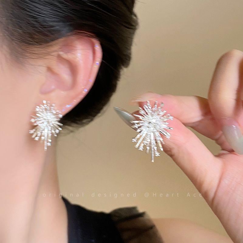 

Золотые серьги-гвоздики с цирконом «Фейерверк» для женщин 2025 Новое поступление Легкая роскошь Меньшинство Необычные серьги-гвоздики Уникальные Элегантные Нежные серьги Silver fireworks earrings (Silver Needle)