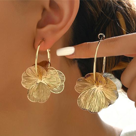 1 Paar Damenohrringe 3D-Blumendesign Hängeohrringe mit durchbrochenem Blütenblatt-Design Mittlere runde Form Ohrbügel Hochzeit Festival Schmuck