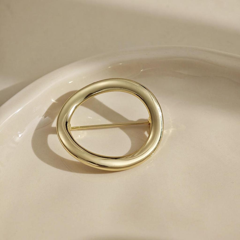 Geometric Circle Hollow Brooch: Elegant European-American Ring-Shape Metal Accessory for Women