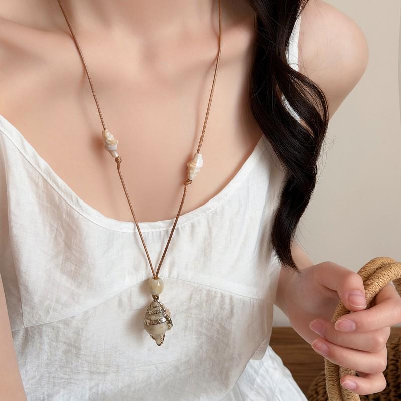 שרשרת בוהמית וינטג' עם גדילים לקפה, תליון פרפר אתני, שרשרת סוודר 2025.