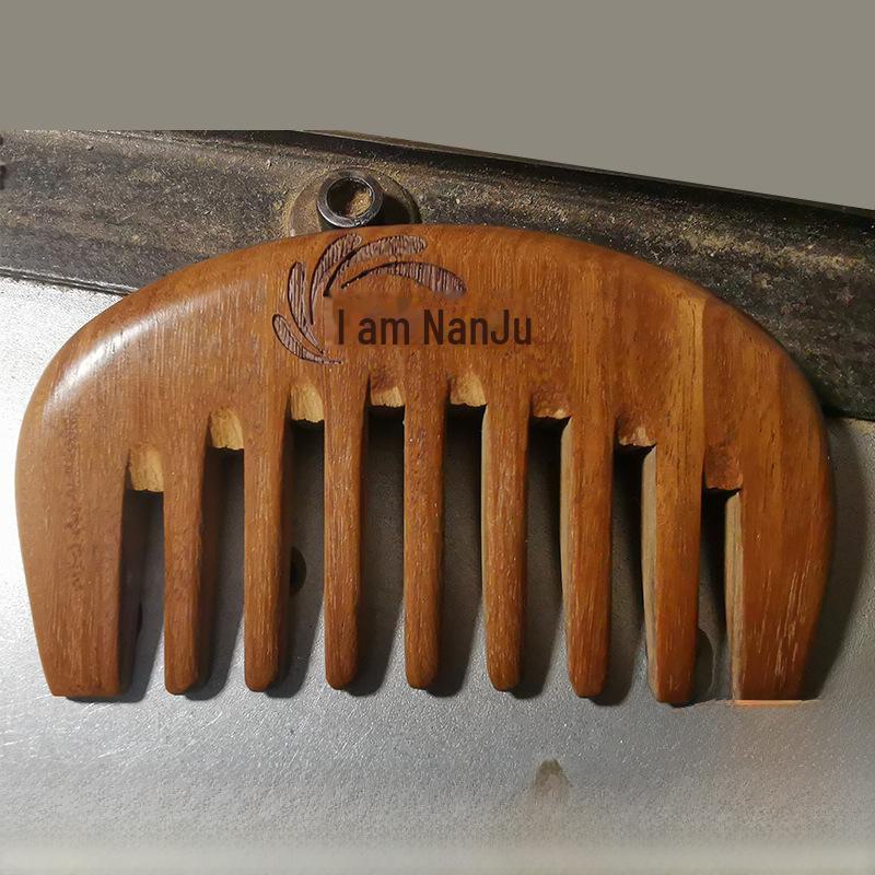 One Piece Gold Sandalwood Five-Tooth Massage Comb for Head and Meridian Stimulation.