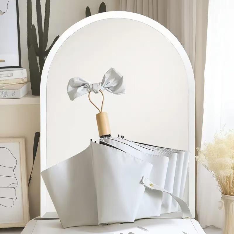 Vollautomatischer dreifach faltbarer UV-Schutz-Schirm mit schwarzem Kleber und Logo für Regen oder Sonne