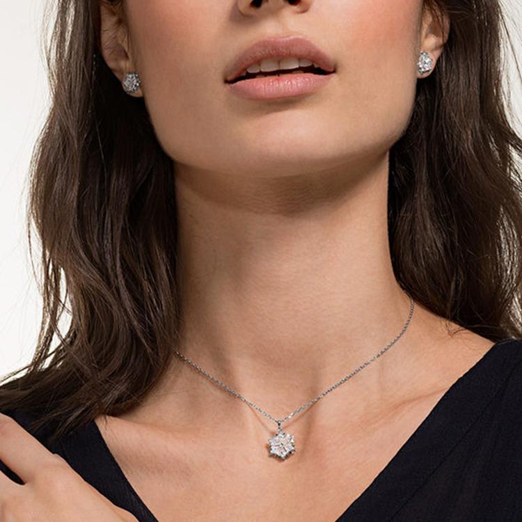 Swarovski Magischer Schneeflocken Elegantes Halsketten- und Ohrring-Set Damenschmuck 5506235