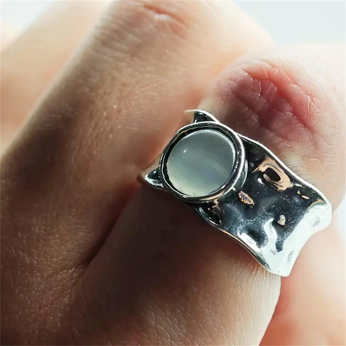 Минималистское неровное кольцо с инкрустацией из искусственного лунного камня — фото 4