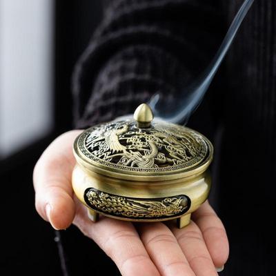 Quemador de incienso de cobre tallado con trípode dorado antiguo para la ceremonia del té zen en casa