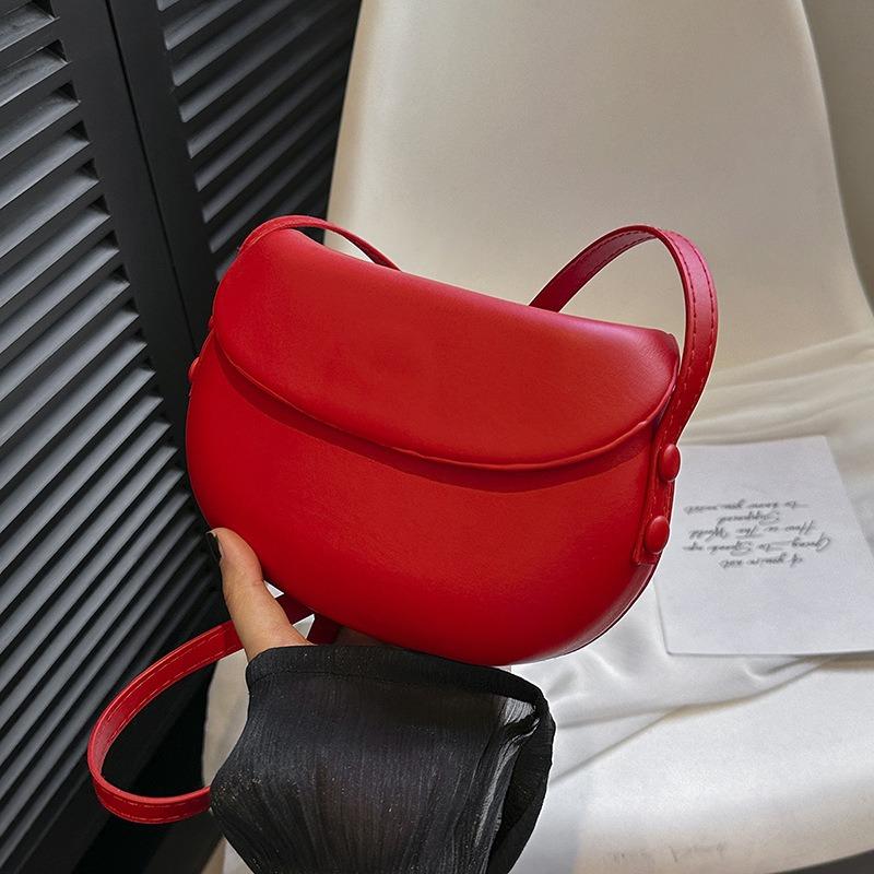 Niche design simple bag women's summer new trendy shoulder messenger bag high sense versatile commuter saddle bag