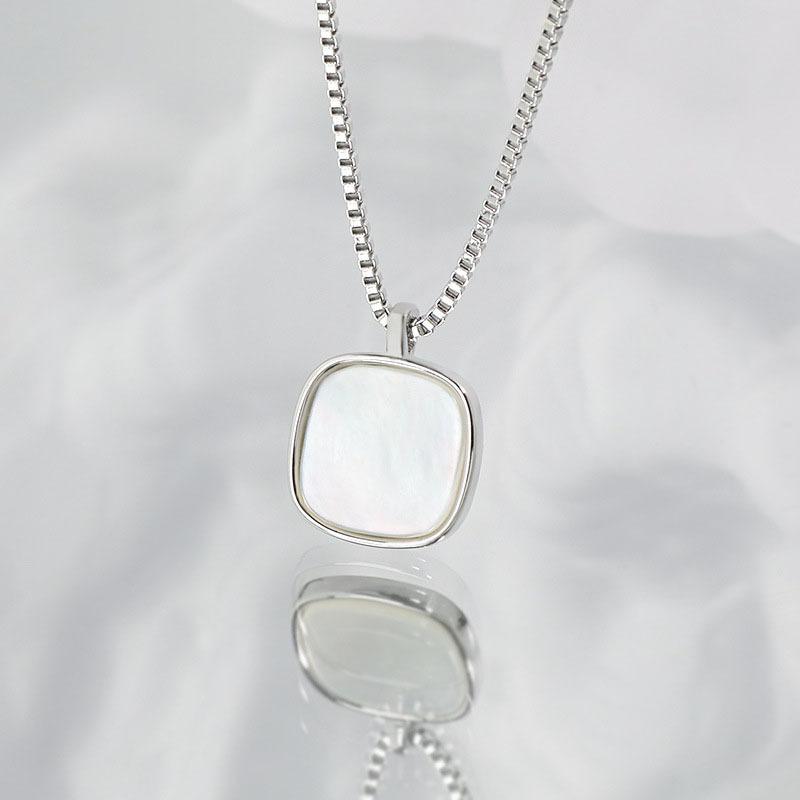 

Квадратная подвеска из натуральной ракушки, цепочка на ключицу, темперамент INS, французское высокое чувство, удача, белое ожерелье из рябчика