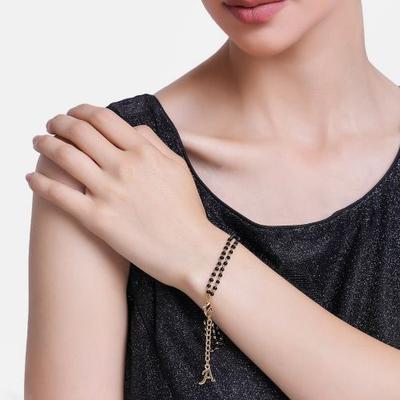 Damenarmband mit einem bezaubernden vergoldeten Buchstaben „A“ und schwarzen Perlen