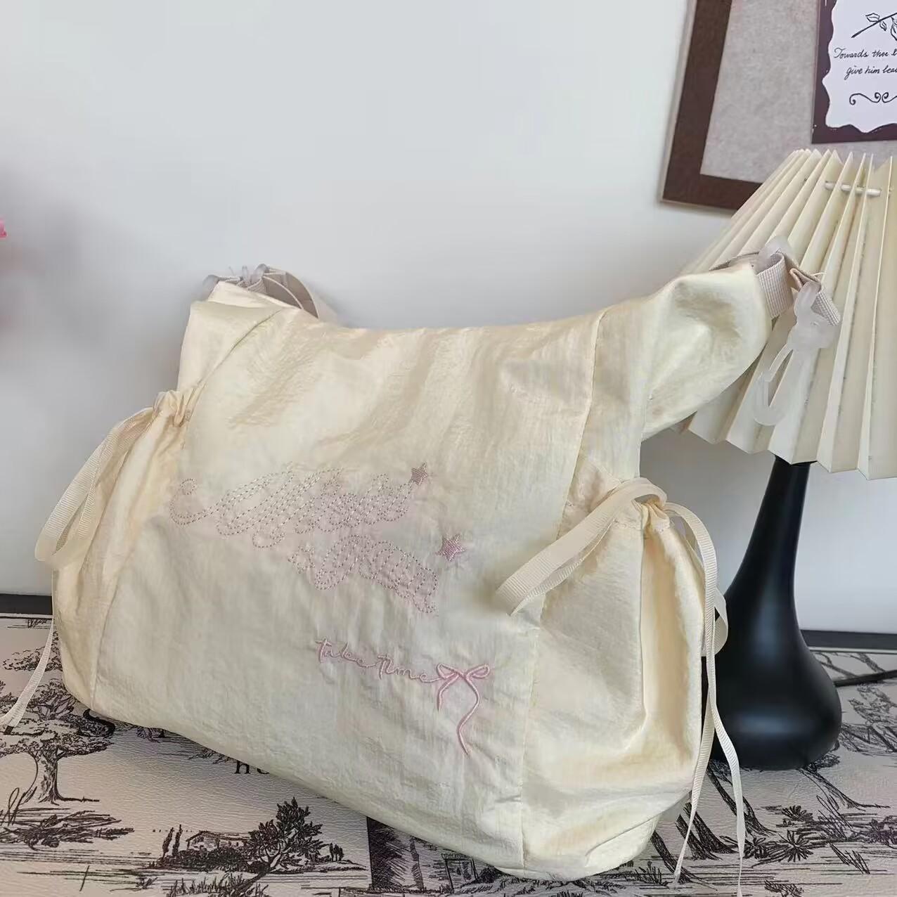 

Новая женская сумка через плечо с вышитыми буквами в китайском стиле из нетканого материала на молнии, маленькая, свежая, универсальная, легкая сумка через плечо