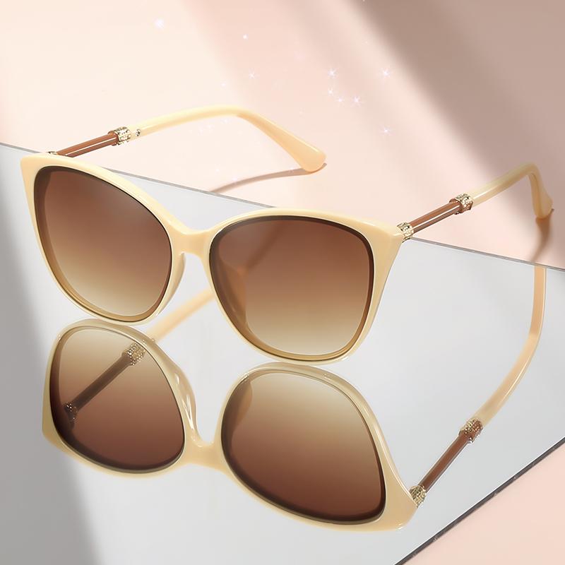 Cat-eye Fashionable Sunglasses, When Worn Daily, Exude a Sense of Sophistication and Are Adorned with Metal Accents  The Above T