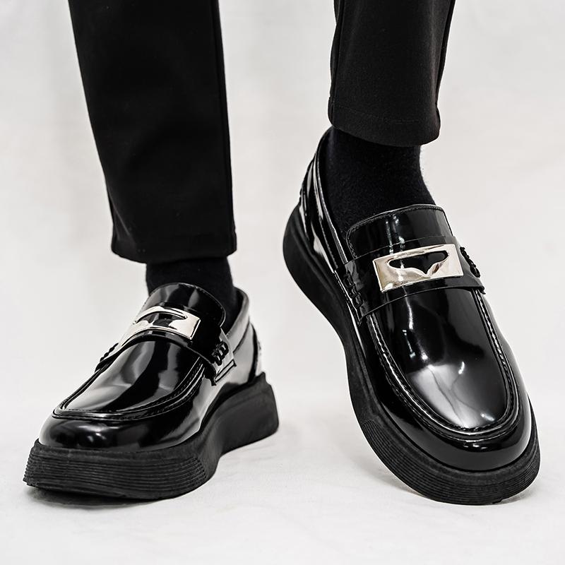 Mocassins décontractés à enfiler tendance Chaussures en cuir brillant pour hommes Chaussures de soirée de mariage tendance Chaussures plates de créateur pour hommes 2025 Nouveauté