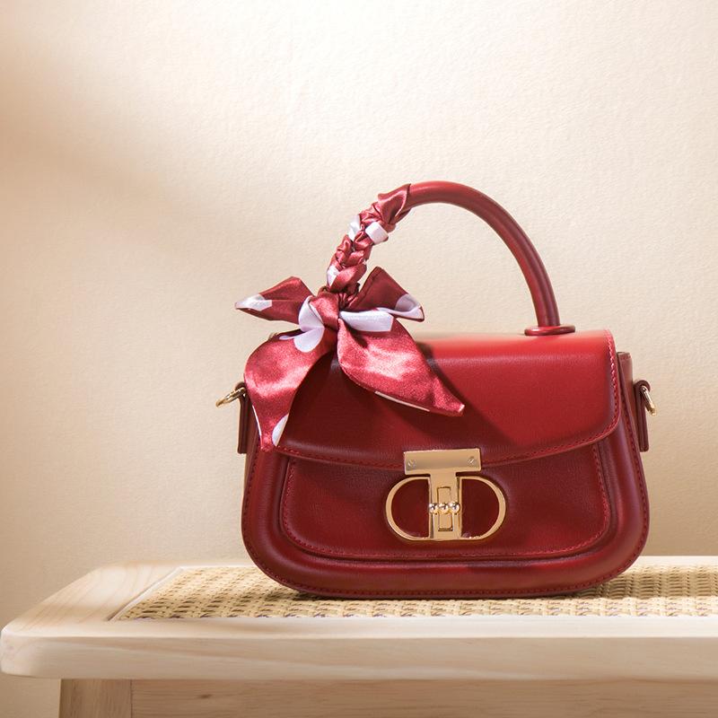 

Scarlet Love Song Hand-held Small Bag, Fashionable Red Bride Bag, High-end Single-shoulder Crossbody Bag. красный