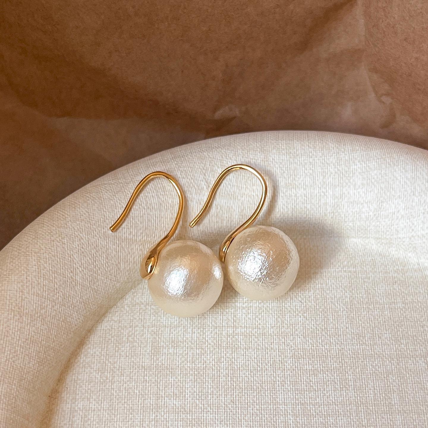 Cream Xinjiang Cotton Pearl High Heels Ear Hook Earrings Women S Retro Light Luxury Earrings Temperament Ear Jewelry