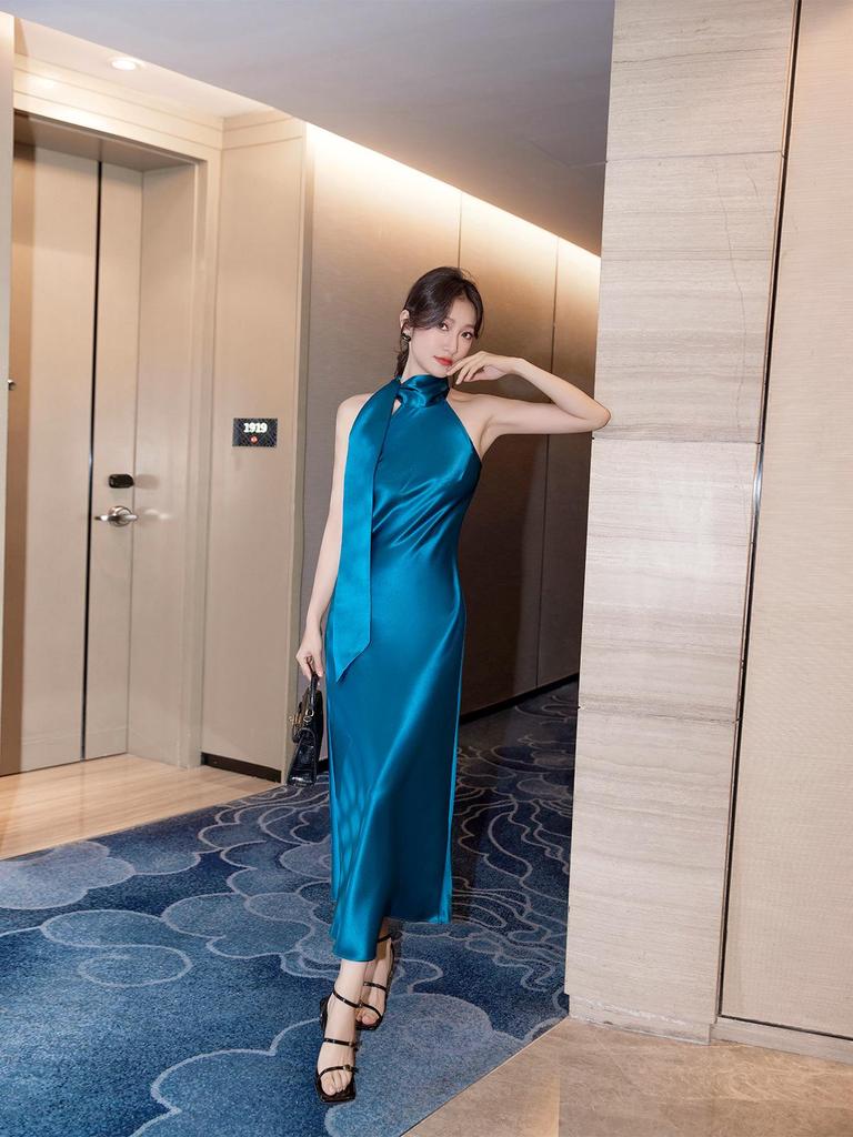 Elegantes französisches Acetatsilber-Neckholder-Abendkleid: High-End Society-Schmal geschnittenes Kleid