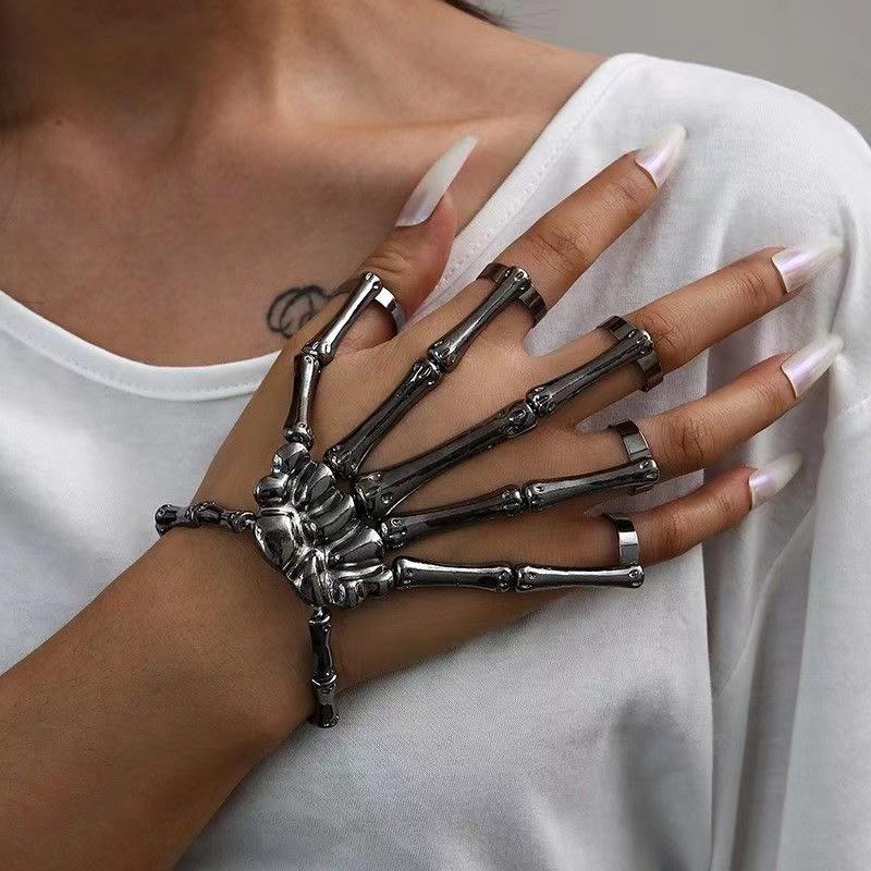 

Euramerican Fashion Ring Retro Punk Anime Personality Pointed Claw Finger Cover Ghost Hand Skeleton Ring Metal Pearl Ring чёрный
