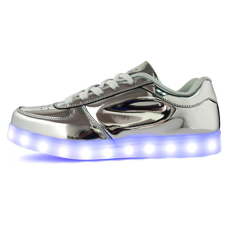 2025 Niedrig Hilfe klassischer Außenhandel neue goldene silberne Licht LED leuchtende Schuhe USB-Aufladung Stern mit Blitzschuhen jik90