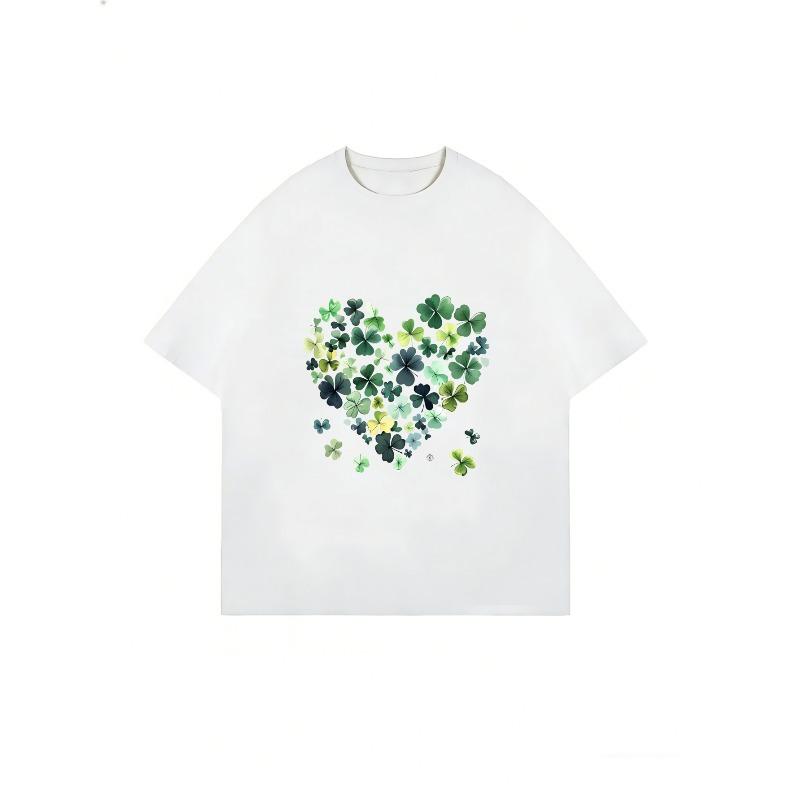 Biała koszulka z krótkim rękawem z nadrukiem serca i koniczyny do noszenia na co dzień