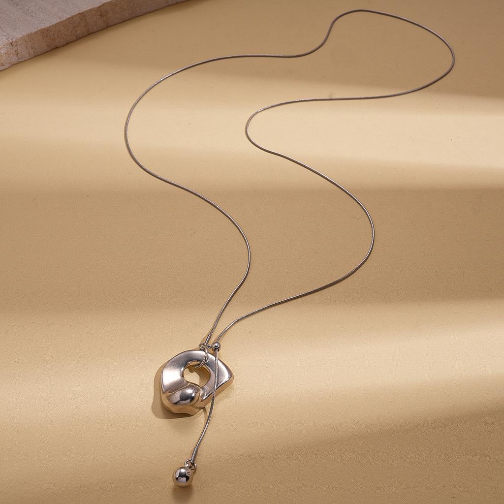 Simple geometric irregular round pendant sweater chain necklace