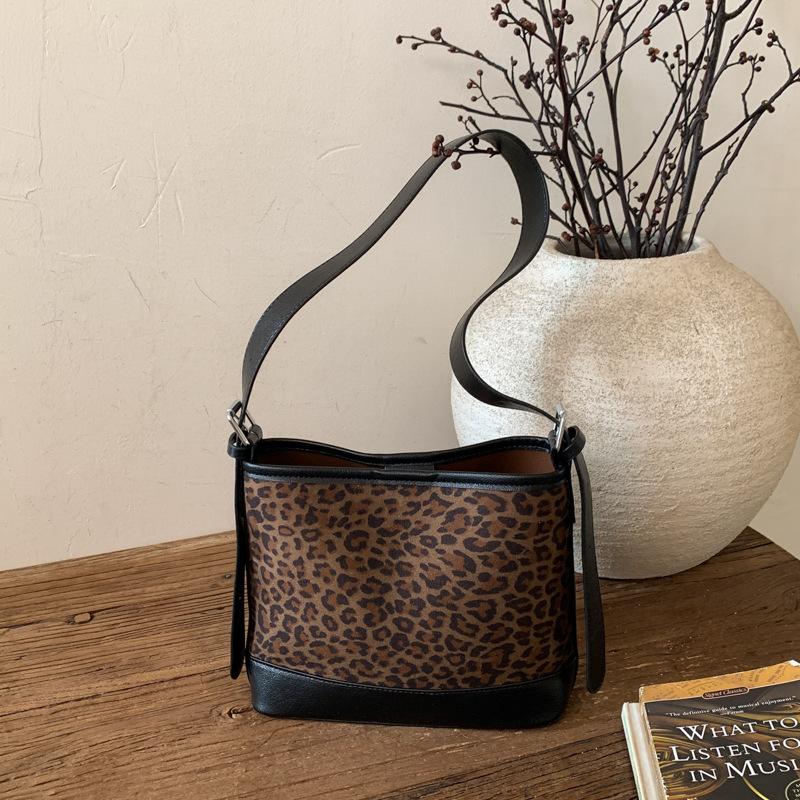 

Retro texture bag women s new fashion niche shoulder bag large capacity versatile bucket messenger bag цветной печати леопарда