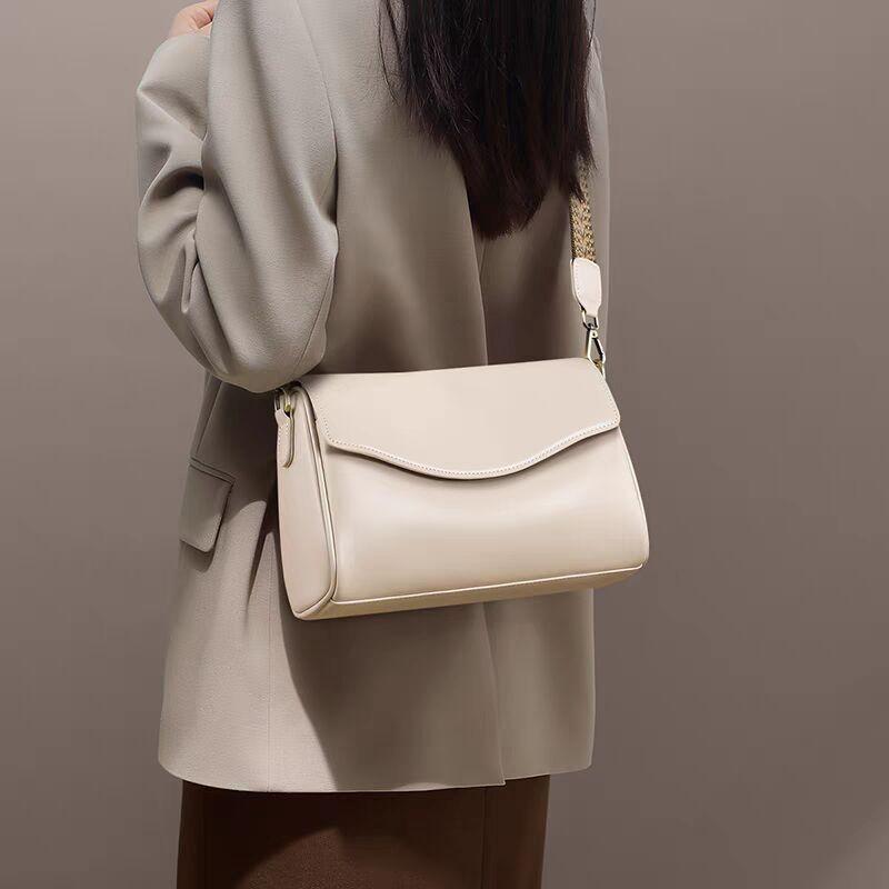 

Кожаная сумка для женщины 2024 Новое поступление Повседневная сумка под мышкой Коровья кожа Ретро Кроссбоди Универсальная Женская плечевая сумка Модная White
