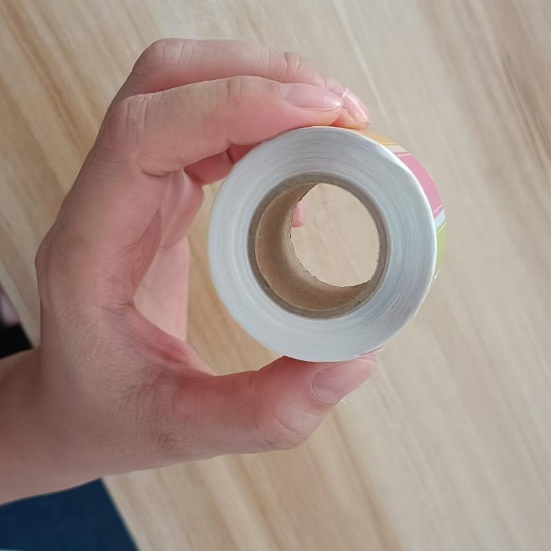 Rolka 1000 wodoodpornych kolorowych naklejek indeksowych, odpowiednich do różnych potrzeb etykietowania, do organizacji i oznaczania biura