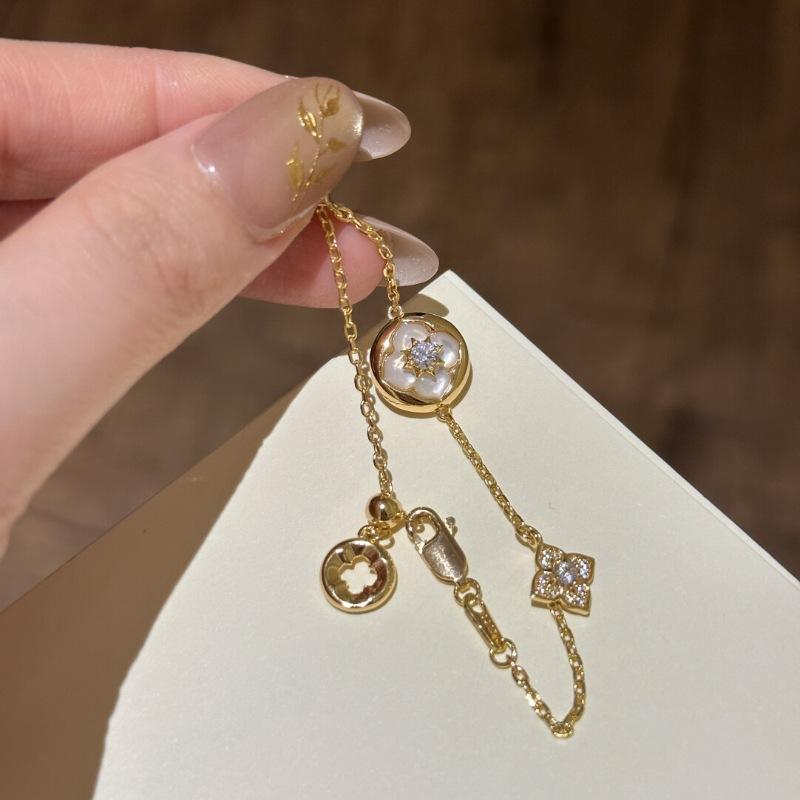 Retro Chinese Style Full Of Diamonds, White Fritillary Four-Leaf Flower Pendant, Necklace, Bracelet, Exquisite High-End Set