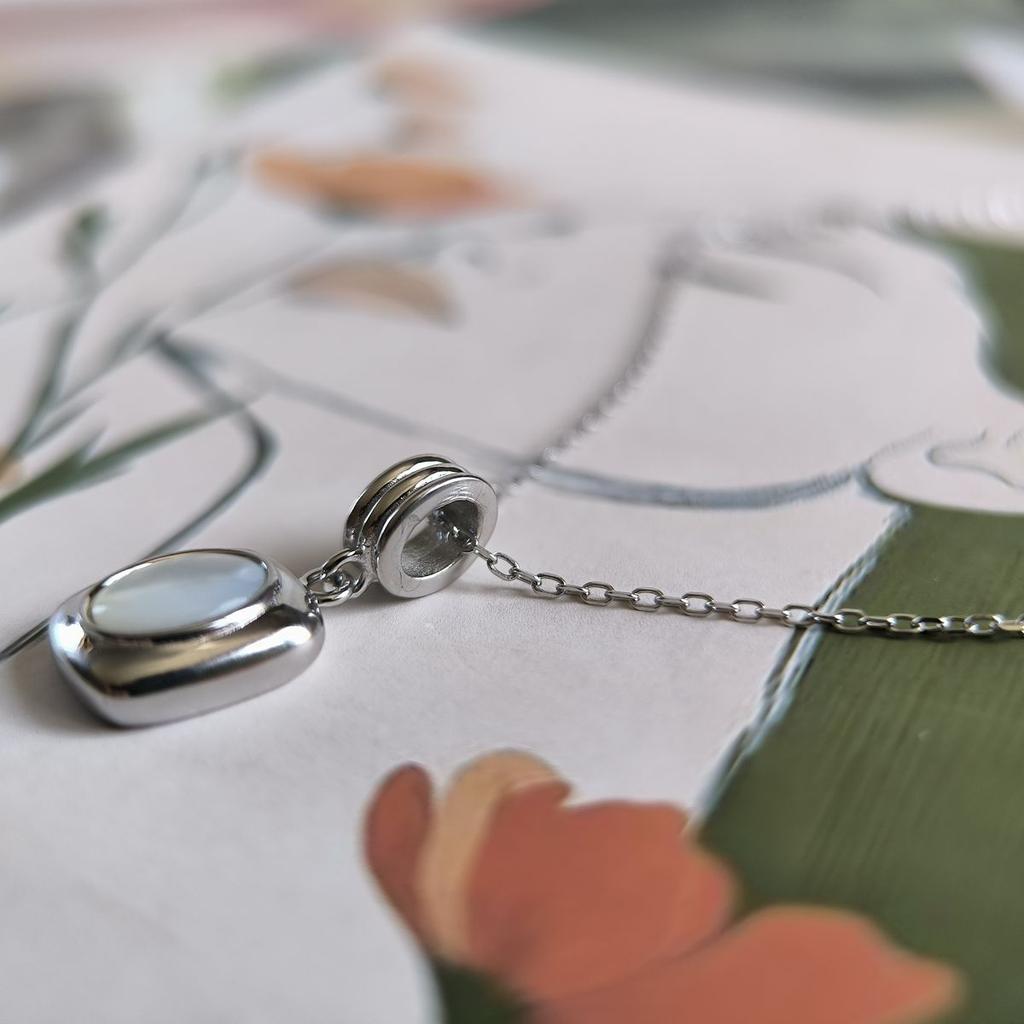 Серебряное колье с натуральным перламутром, вес изделия 3,69 гр (2184836)