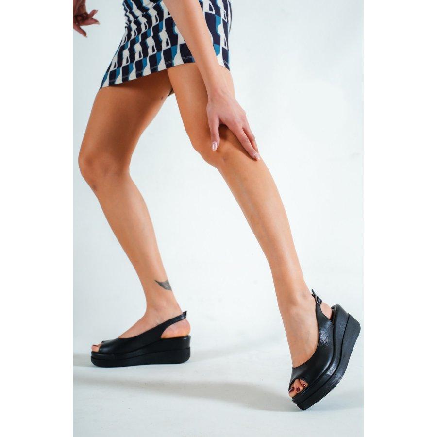 

Женские босоножки из натуральной кожи на танкетке