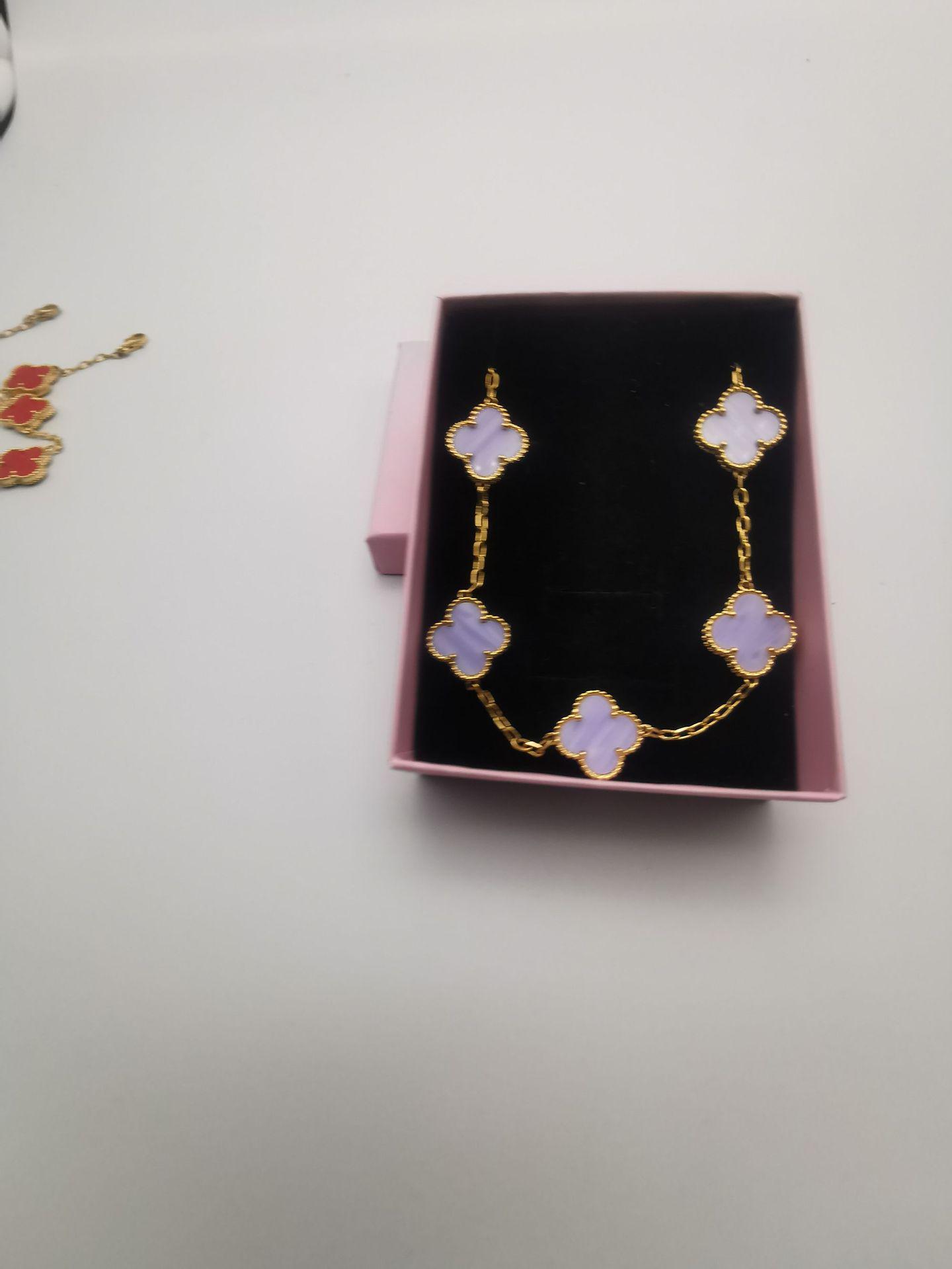 

Елегантний жіночий браслет з чистої міді у вигляді конюшини з перламутром, нішевий дизайн у стилі легкої розкоші Pendant 15mm, Chain 20cm, Gold фіолетовий