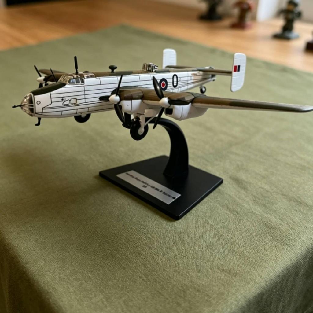1:144 Scale Aviation Bomber Model Cast Metal Plane with Display Stand Propeller