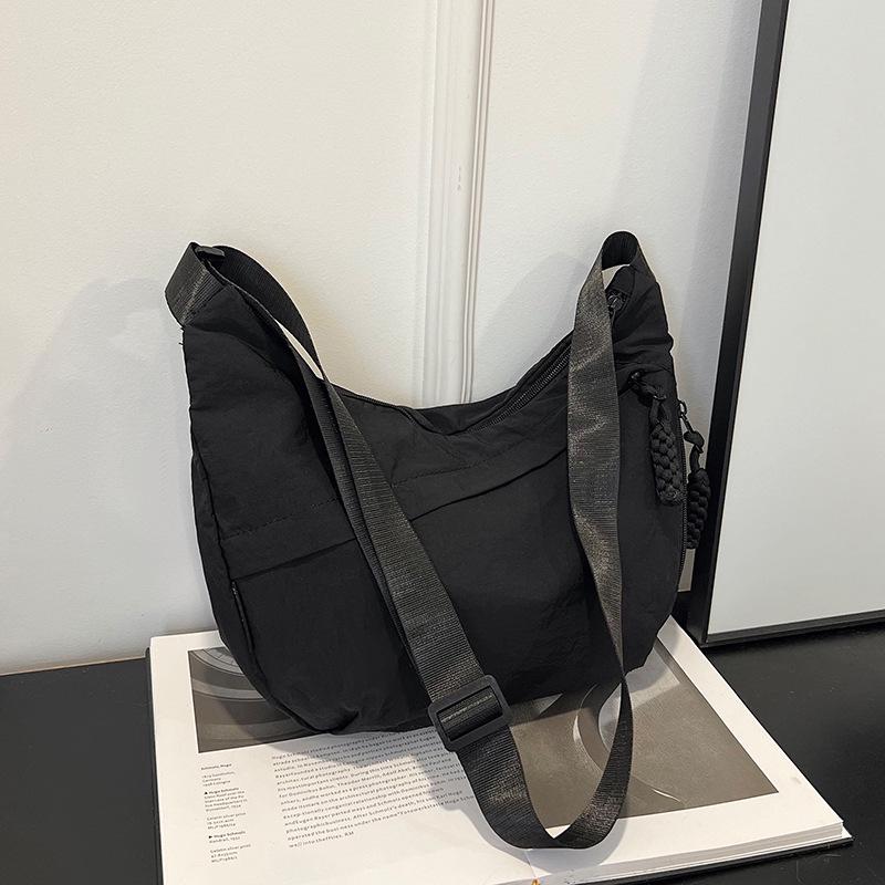 Lightweight Nylon Crossbody Bag: Trendy Large-Capacity Dumpling Design for Women