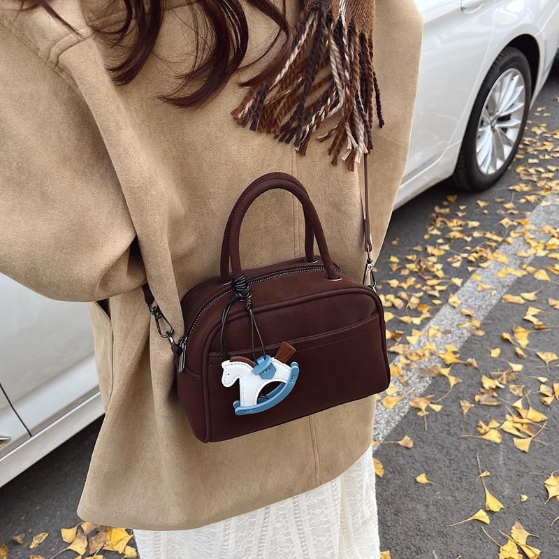 

2025 новый модный тренд женская маленькая квадратная сумка сумка через плечо маленькая сумка Boston изысканная и милая 20*9*14 кофейный